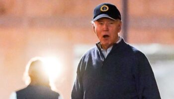 Auto choca contra la caravana de Biden… captan la reacción del presidente de Estados Unidos