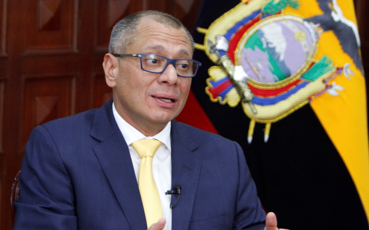 Insta Ecuador a México entablar negociaciones para detener a expresidente