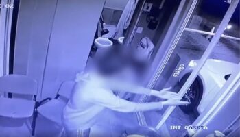 Joven que agredió a guardia en Puebla ya no está en México, revela su papá