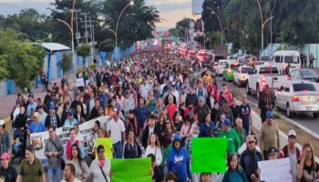 Exigen trabajadores revocación de mandato del gobernador de Nayarit ante crisis laboral