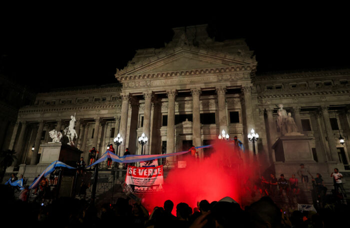 Videos | Miles de argentinos protestan con cacerolas contra reformas de Milei