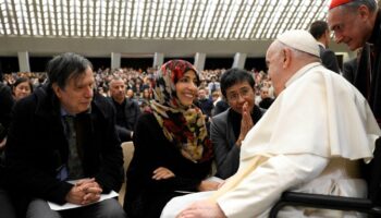 Premios Nobel entregan al papa Francisco la 'Declaración para la Fraternidad Humana'