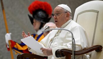 Papa Francisco pide 'defender' la Navidad del modelo comercial y consumista