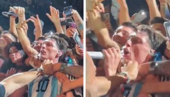 Equipo de seguridad 'rescata' a Peso Pluma tras ser sujetado del cuello por fans | Videos