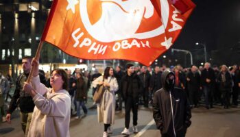 Miles protestan por elecciones en Serbia