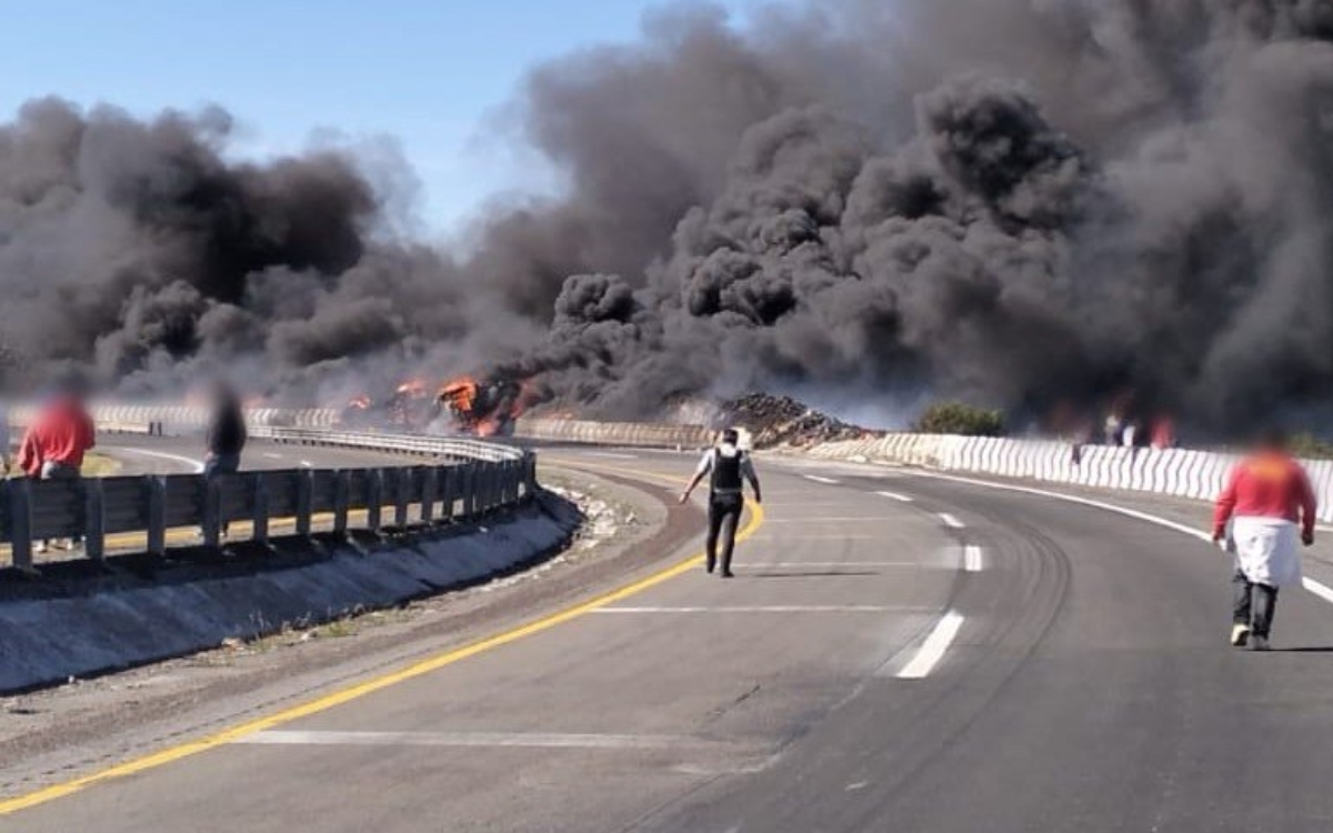 Camión con gasolina se voltea en la Acatzingo–Cd. Mendoza y provoca gran incendio | Video