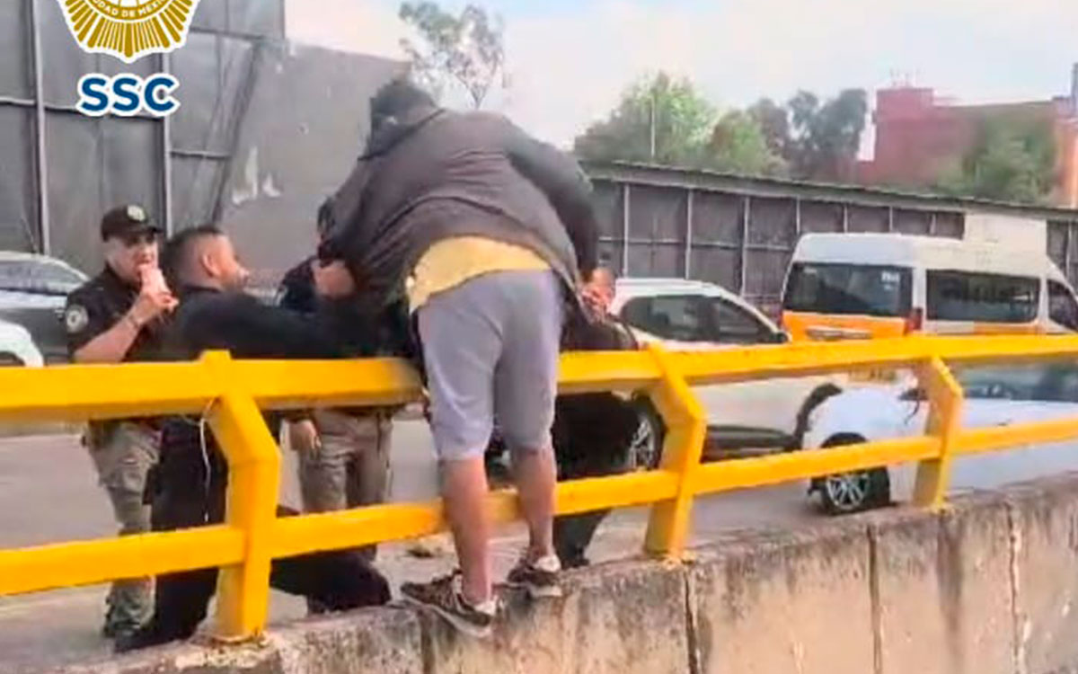 Video | Salvan a hombre que intentó arrojarse al Circuito Interior