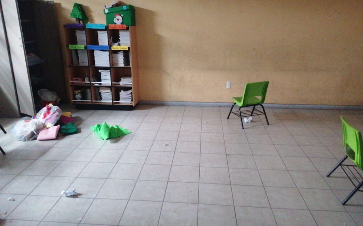 Delincuentes vacían salón de primaria en Temixco