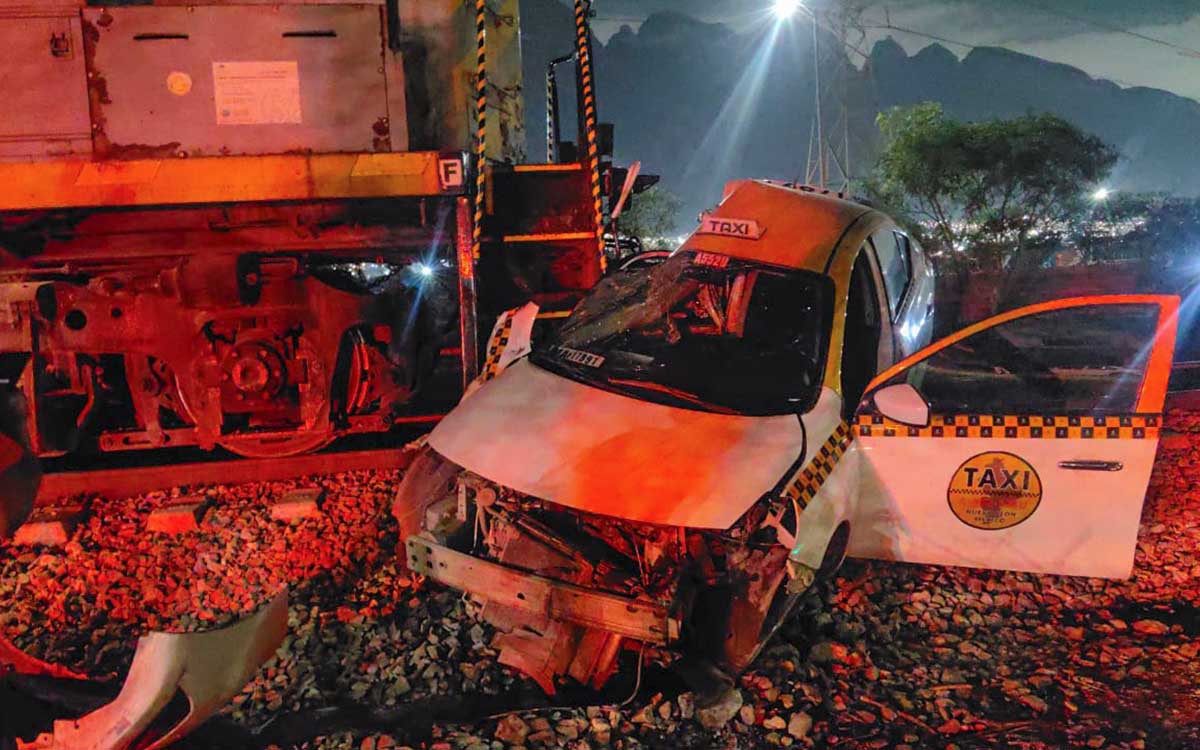 NL: Tren embiste a taxi en Santa Catarina; chofer resulta lesionado | Fotos