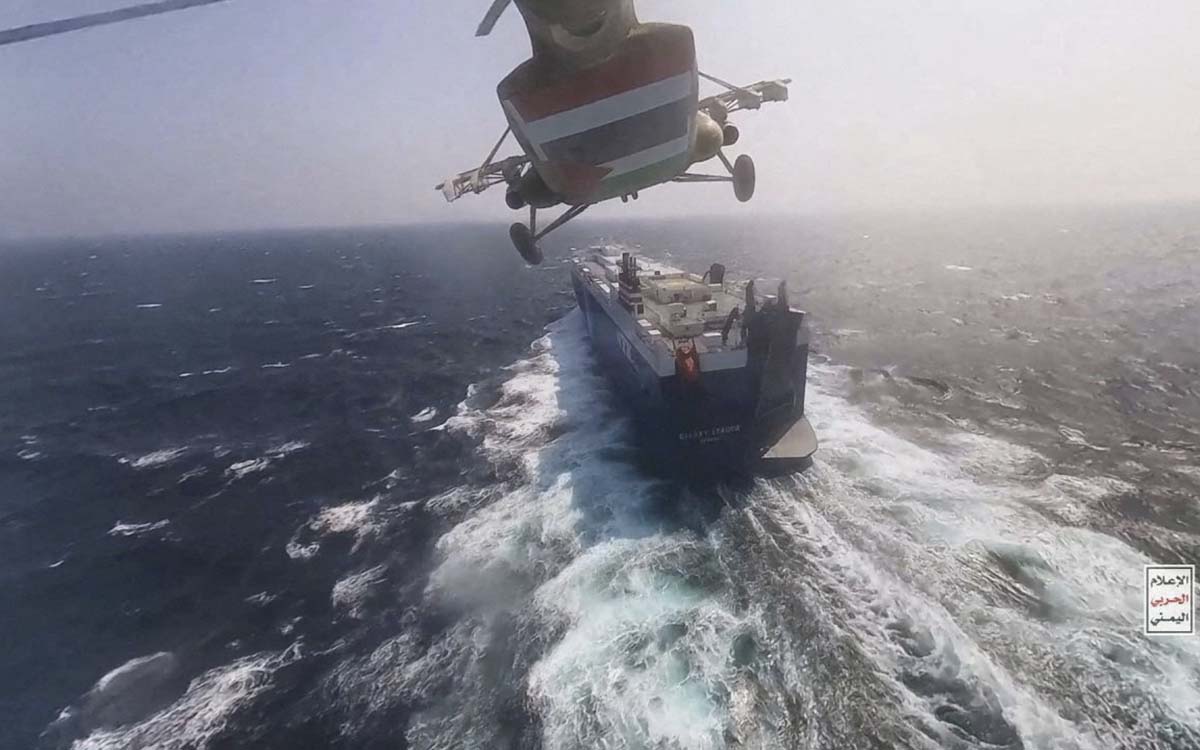 EU hunde tres barcas de los hutíes en respuesta a un ataque contra un barco en mar Rojo