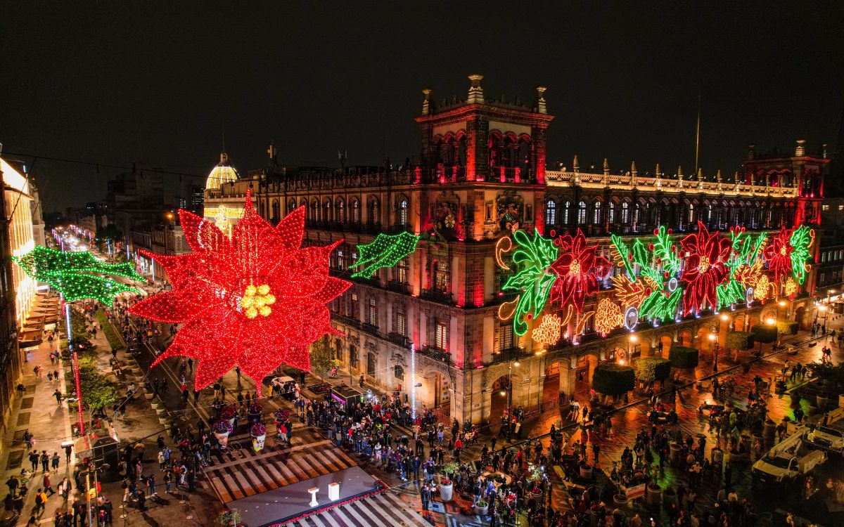 El Zócalo y el centro histórico de la Ciudad de México se iluminan por ...