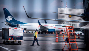 Detienen a pasajero de Aeroméxico que abrió puerta de emergencia; tenían 4 hrs encerrados | Video