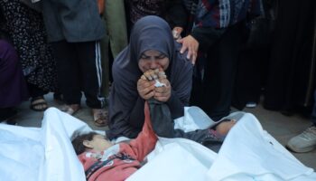 Cerca de 150 cadáveres fueron enterrados en el patio de hospital asediado por Israel