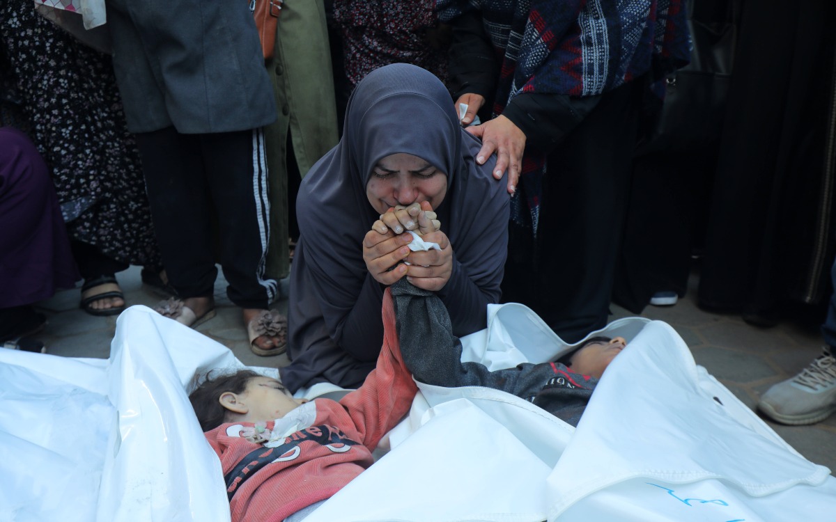 Cerca de 150 cadáveres fueron enterrados en el patio de hospital asediado por Israel