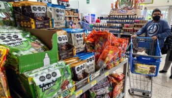 Compañías de procesados controlan o 'cercan' los espacios de compra de alimentos y bebidas: UNAM