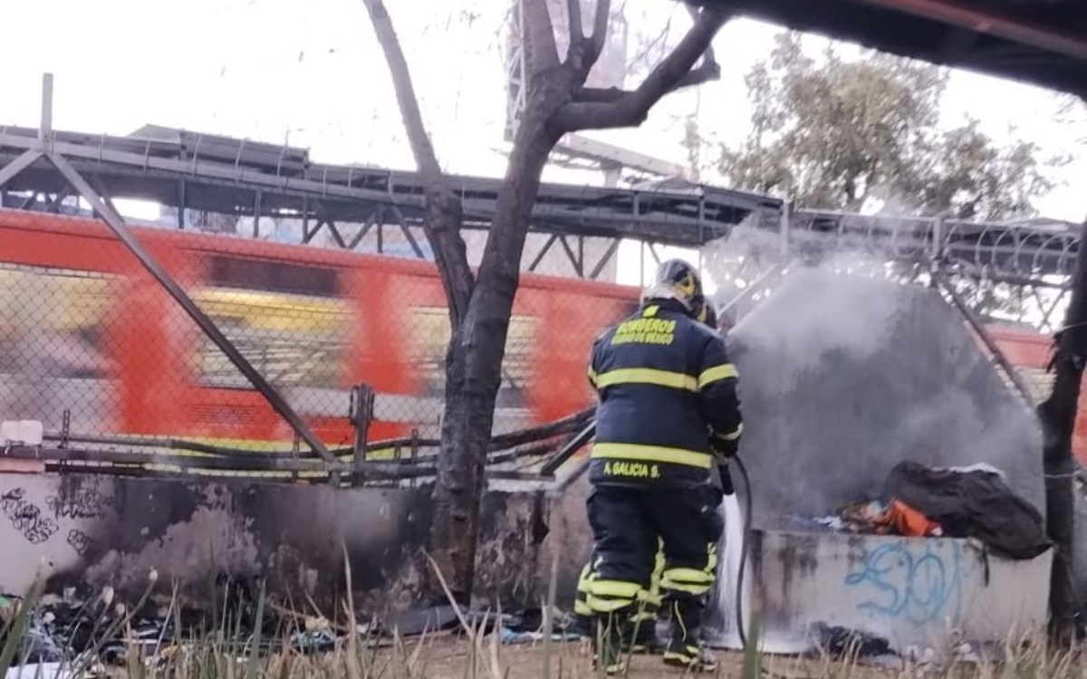 Se incendia basura en exterior de Línea 8 del Metro