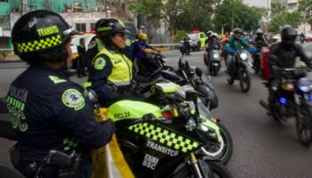 Detienen a 6 por enfrentarse a golpes con policías en Iztacalco
