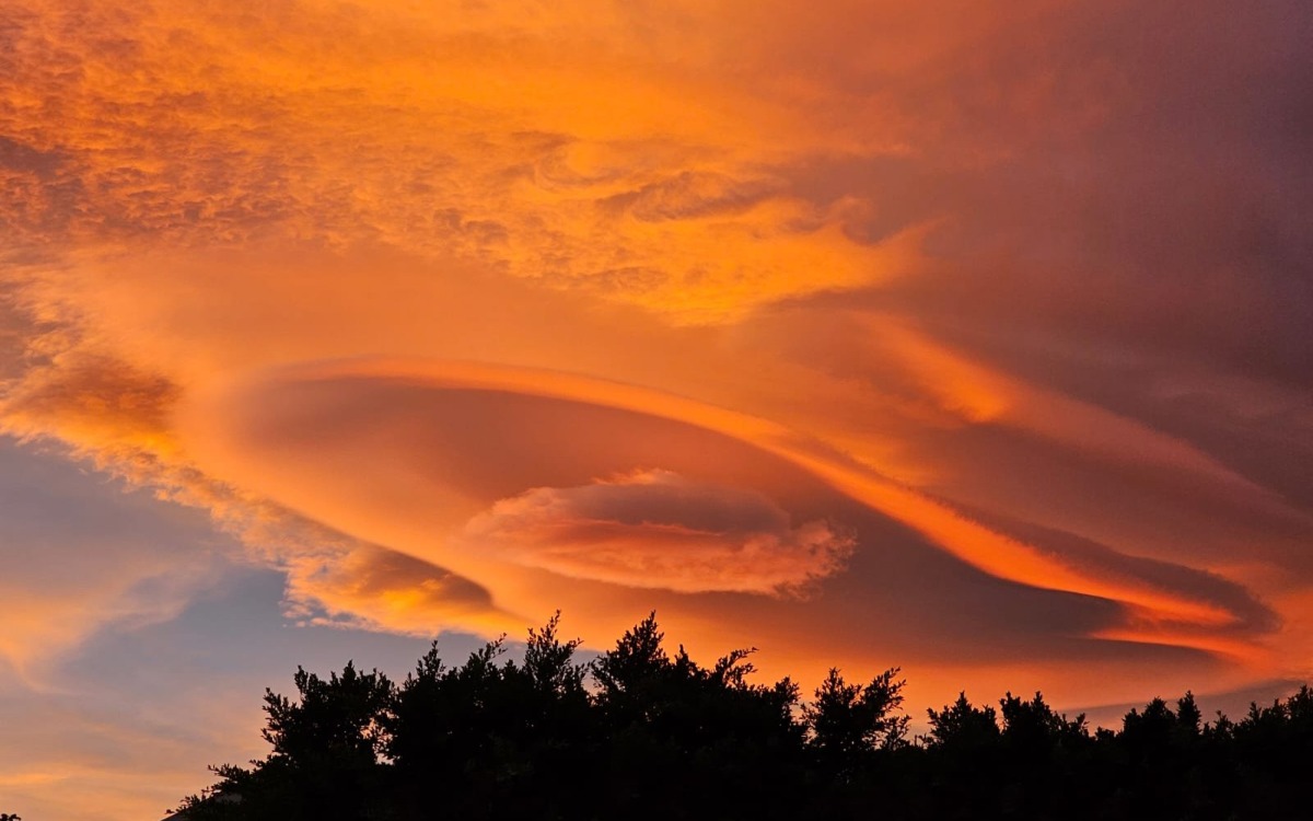 Co to są chmury soczewkowe?  Magiczny zachód słońca na CDMX
