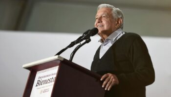 AMLO va por reformas para mejorar salarios y pensiones