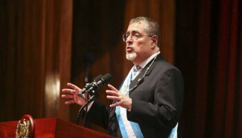 'Nunca más el autoritarismo': Bernardo Arévalo jura como presidente de Guatemala