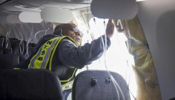 Hallan componentes sueltos en aviones Boeing 737 Max 9 tras incidente áereo
