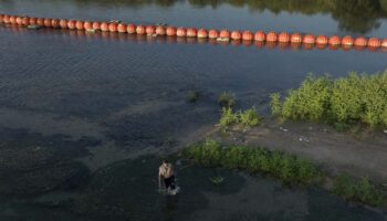 Gobernador de Texas acusa a Biden de orillar a migrantes a cruzar por el Río Bravo