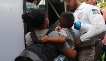Caravana de miles de migrantes se entrega a autoridades del INM en Chiapas