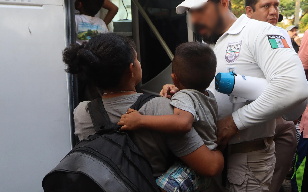 Caravana de miles de migrantes se entrega a autoridades del INM en Chiapas