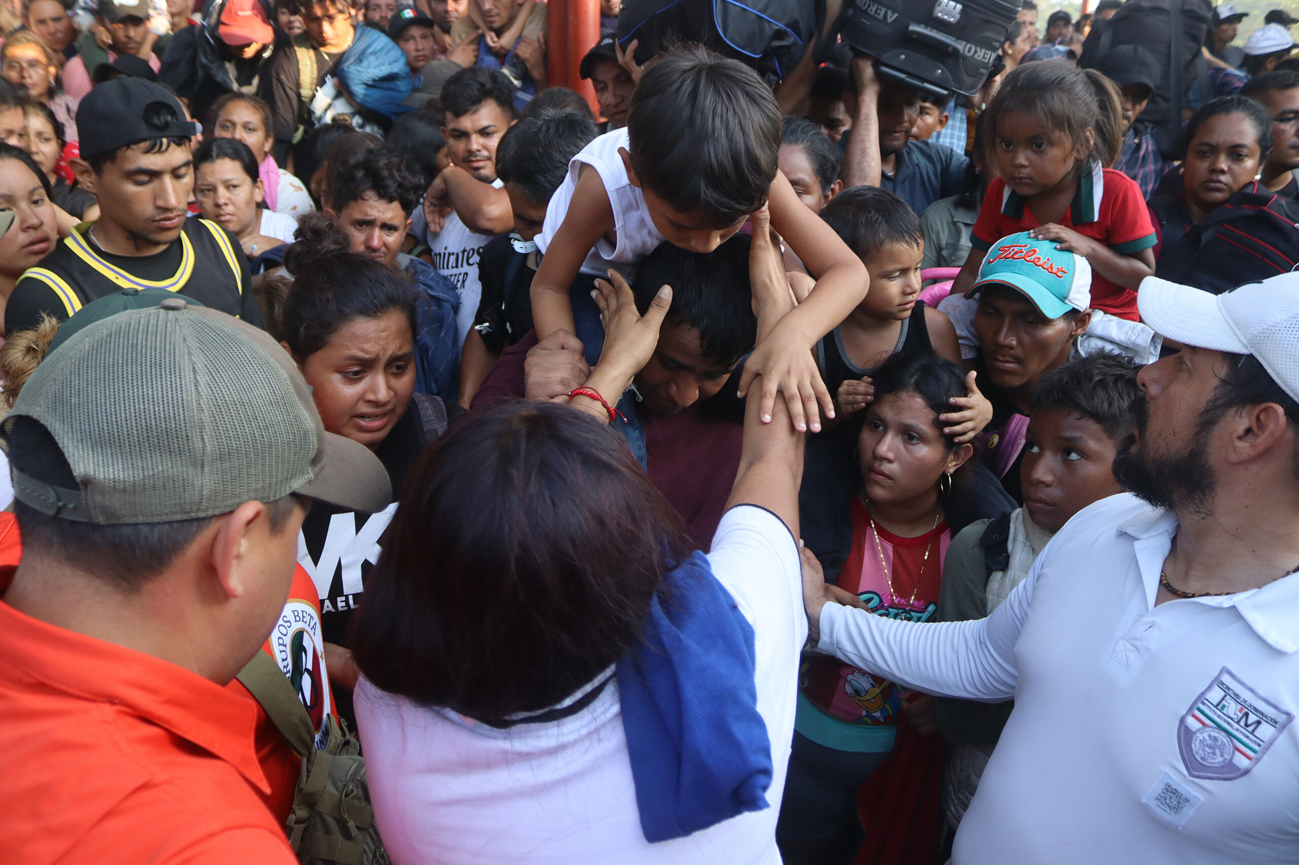 Caravana de miles de migrantes se entrega a autoridades del INM en