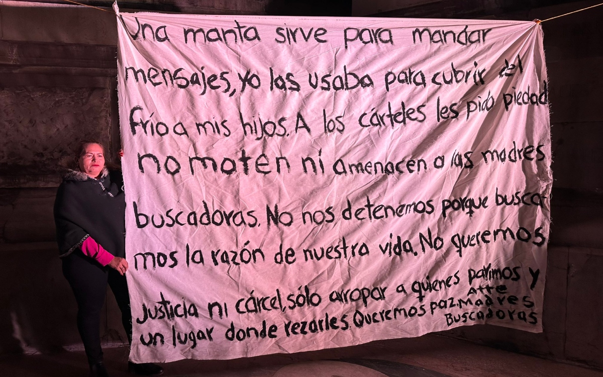 Madre buscadora Ceci Flores cuelga manta para pedir acuerdo de paz a cárteles