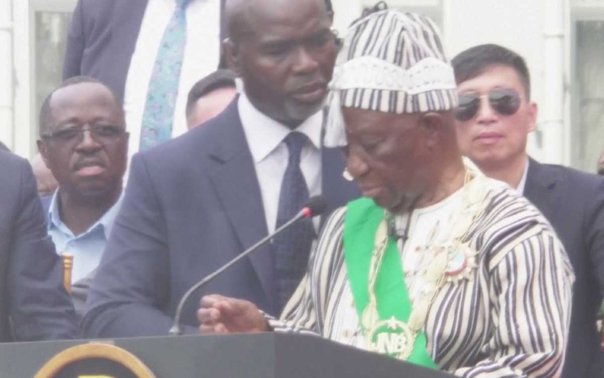 Nuevo presidente de Liberia se queda ‘congelado’ en su primer discurso