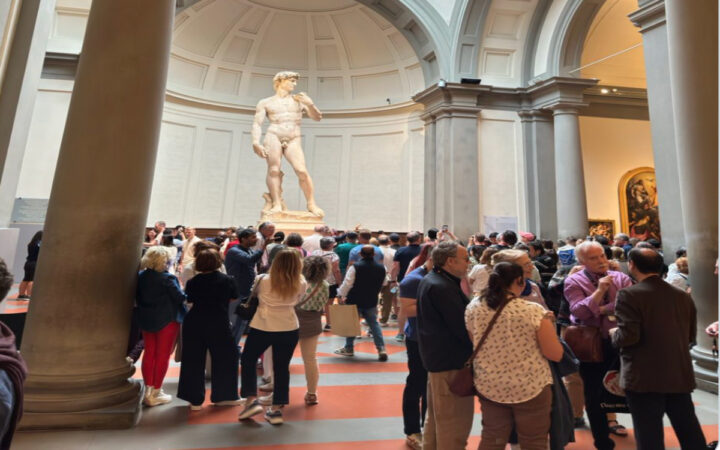 Tunden a directora de museo florentino por sus declaraciones contra el turismo