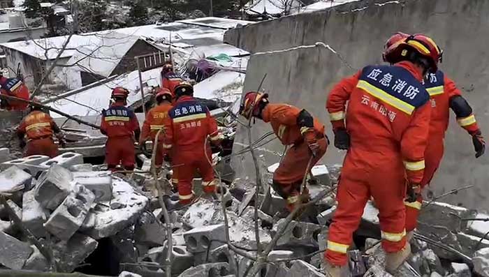 china: al menos dos muertos tras deslave que dejó a casi 50 personas sepultadas