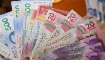 Peso mexicano cae tras datos de inflación y PIB