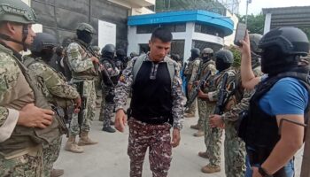 Video y fotos | Ecuador: Liberan a 41 funcionarios de cárceles; 136 siguen retenidos por reos