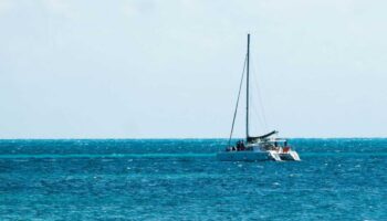 Se hunde embarcación turística en Cancún; activan operativo de rescate