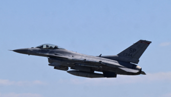 Caza F-16 de EU se estrella frente a costa occidental de Corea del Sur; piloto se salva al eyectarse