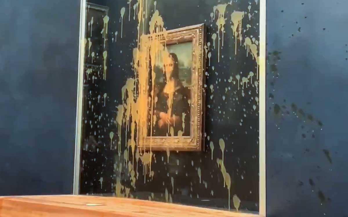 Dos activistas arrojan sopa sobre la protección de cristal de la Mona Lisa