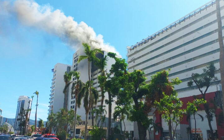 Incendio en el Hotel Emporio moviliza a bomberos de Acapulco Incendio en el Hotel Emporio moviliza a bomberos de Acapulco