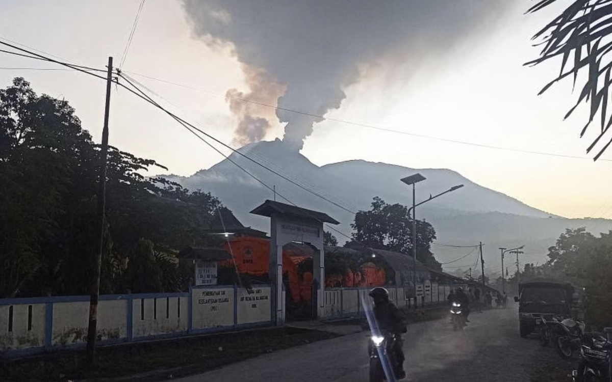 Al menos 1,500 evacuados por erupción de volcán en Indonesia