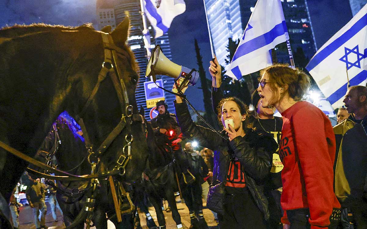 La Policía israelí utiliza la caballería contra manifestantes que reclamaban a Netanyahu