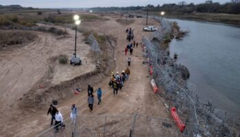 Casa Blanca pide a Corte Suprema que permita cortar muro de alambre de púas en frontera de Texas contra migrantes