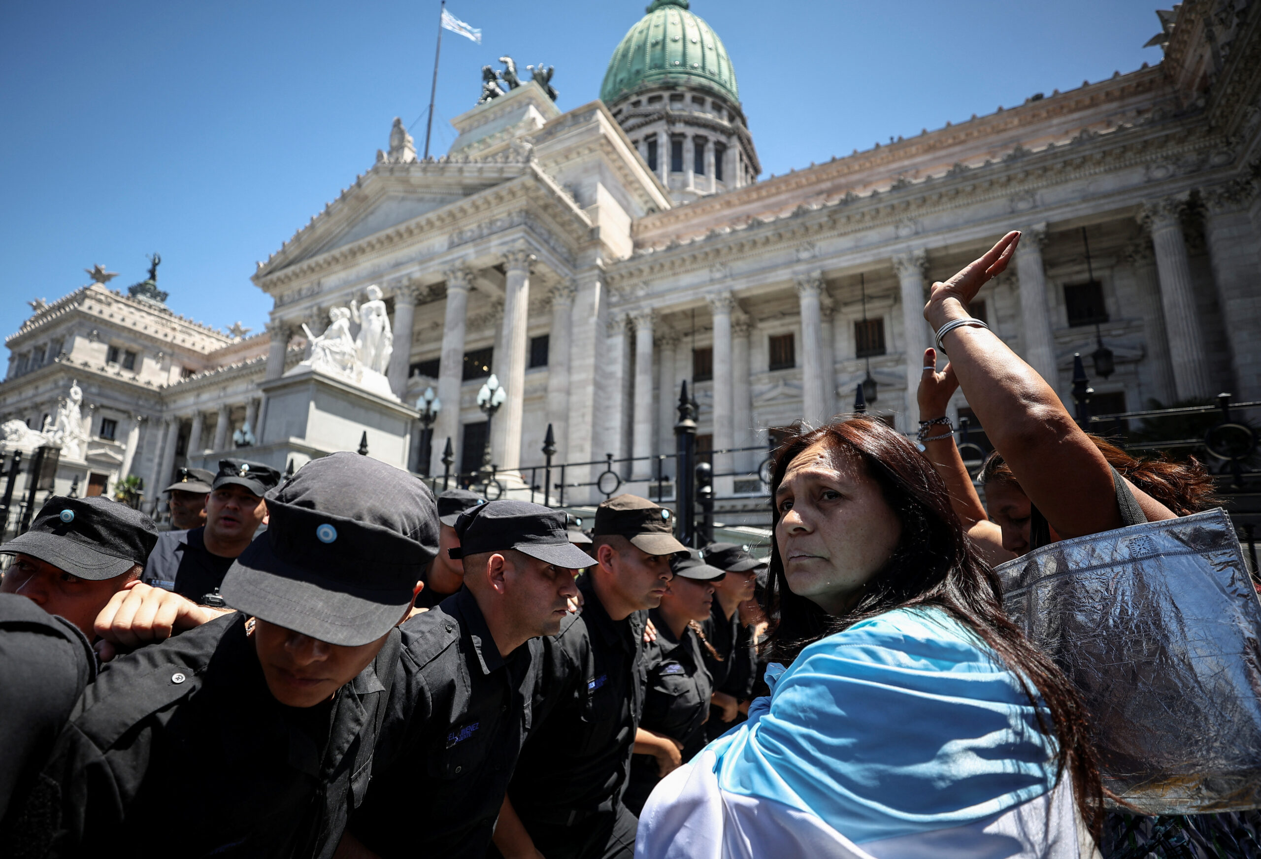 demostración de fuerza en argentina contra las reformas del gobierno milei