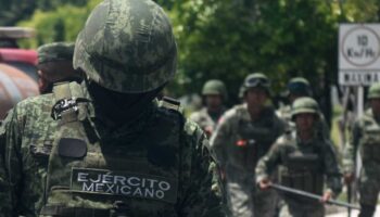 Gobierno federal pide a FGR más órdenes de captura contra militares acusados por el caso Ayotzinapa