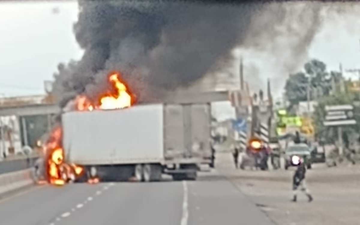 Reportan balaceras, bloqueos y quema de vehículos en Celaya