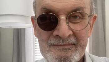 El nuevo libro de Salman Rushdie podría retrasar el juicio contra quien lo acuchilló