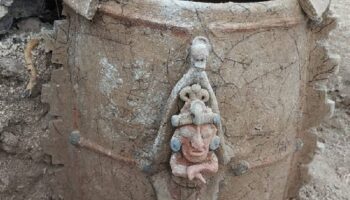 Encuentran urna funeraria con la imagen del dios del maíz, en el Tramo 7 del Tren Maya