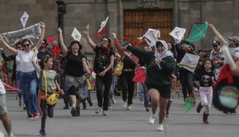 CDMX: Vuelan papalotes en el Zócalo en solidaridad con Gaza; policía graba a participantes