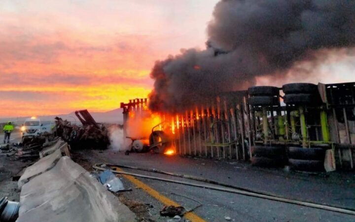 Se incendia tráiler tras accidente junto con dos vehículos en autopista ...