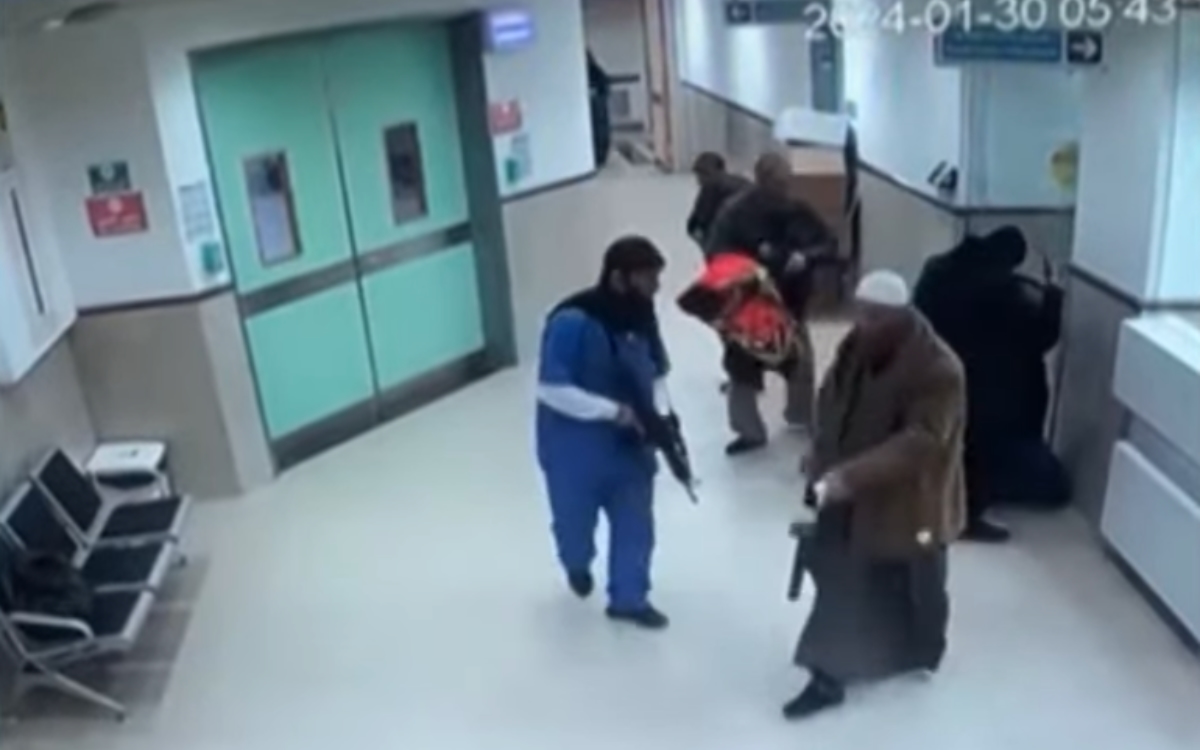 Video | Vestidos de mujeres, soldados israelíes matan a tres palestinos en hospital de Cisjordania